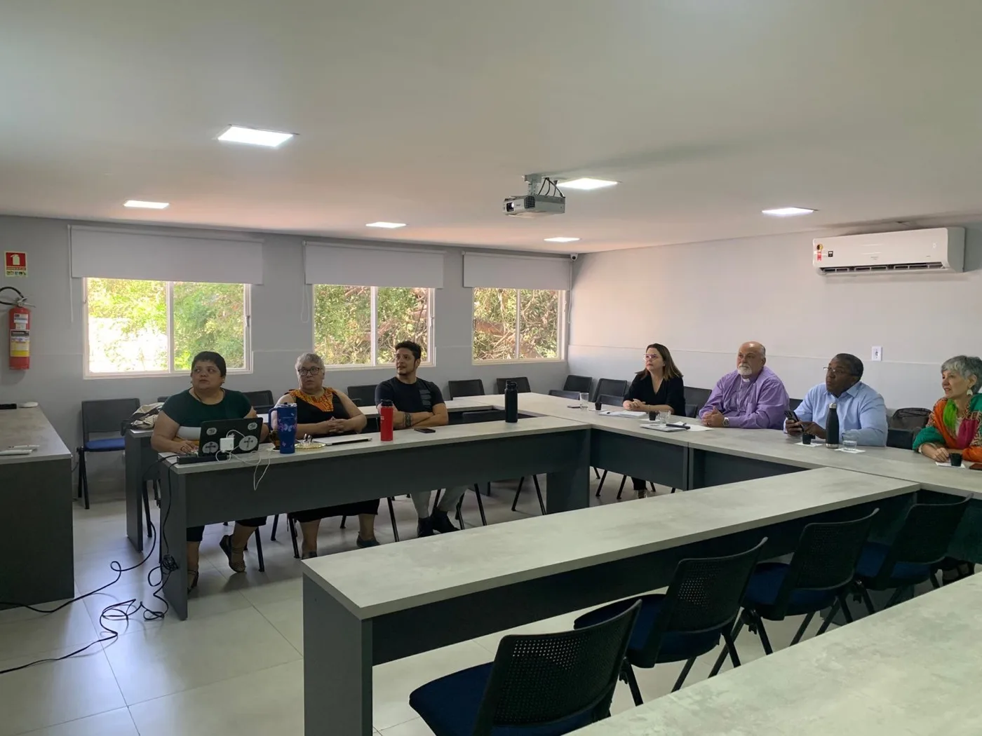 Empresa em reunião de trabalho em uma das salas da Cathedral Coworking