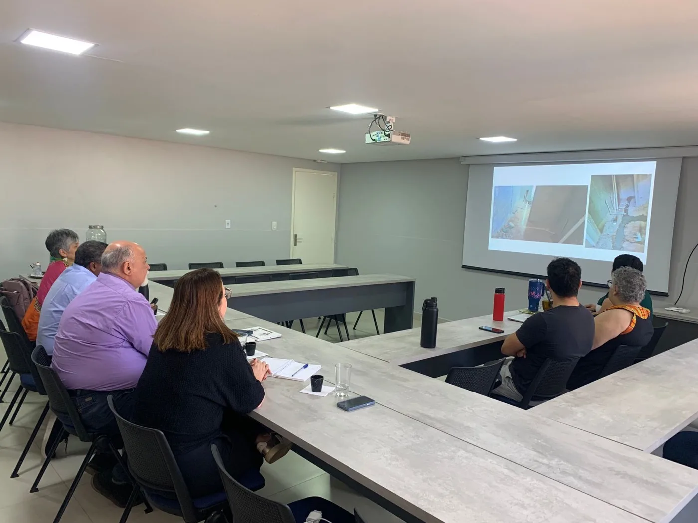 Equipe reunida em sala de reunião da Cathedral Coworking