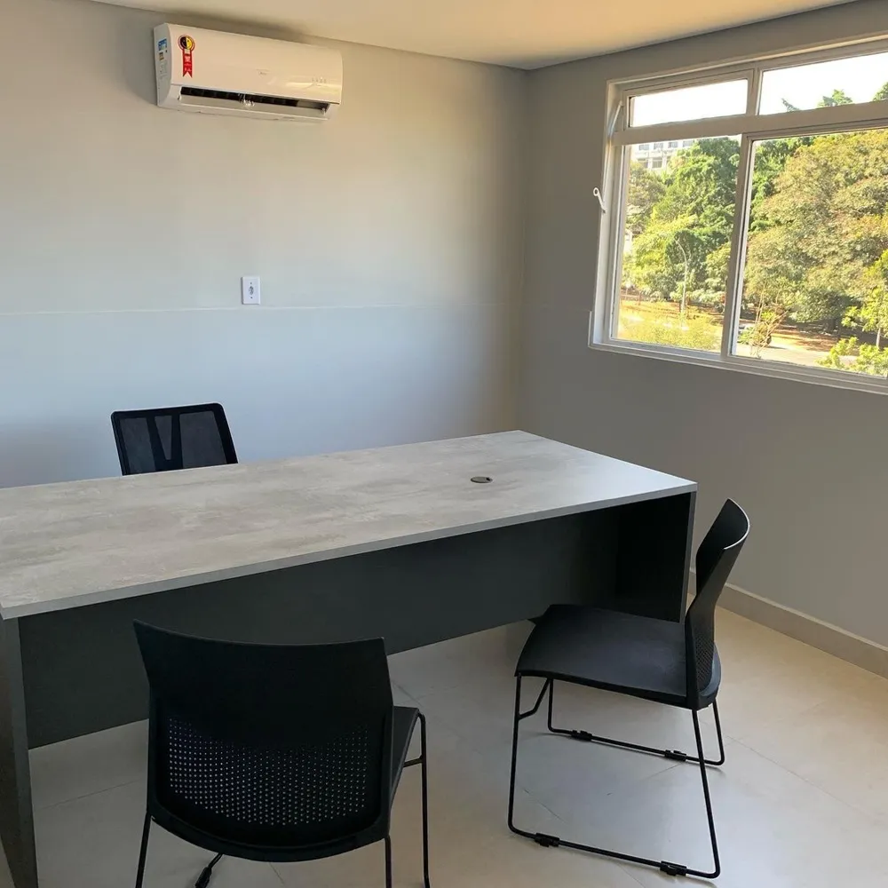 Sala privativa da Cathedral Coworking com mesa e climatização
